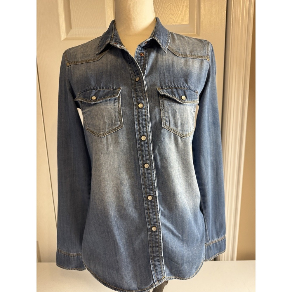 Women's Bershka Denim Pearl Snap Shirt Small Long Sleeve EUC Light Wash